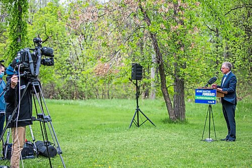 MIKAELA MACKENZIE / WINNIPEG FREE PRESS

Blaine Pedersen, minister of agriculture and resource development, speaks at a socially distanced press conference at John Bruce Park in Winnipeg on Thursday, May 28, 2020. For Sarah story.
Winnipeg Free Press 2020.