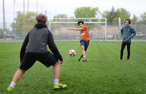 RUTH BONNEVILLE / WINNIPEG FREE PRESS

Sports - Soccer drills

A small group of teenage boys who normally play in a recreational soccer U15  soccer league practice some soccer drills at Sir John Franklin Soccer Field Thursday afternoon.  

Names: Ariel Luquer (orange t-shirt), Ariel Kasztan (yellow runners) and Zevi Nathanson (blue hoodie).


May 28, 2020