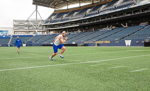 MIKE DEAL / WINNIPEG FREE PRESS
Winnipeg Blue Bombers' Adam Bighill (4) does some running drills on the field at Investors Group Stadium Friday morning.
see Taylor Allen story
200529 - Friday, May 29, 2020.