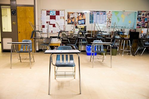 MIKAELA MACKENZIE / WINNIPEG FREE PRESS

Desks are set out to conform with social distancing measures ahead of the partial opening at Kelvin High School in Winnipeg on Friday, May 29, 2020. Standup.
Winnipeg Free Press 2020.