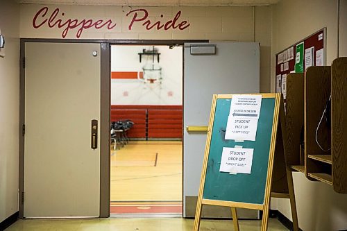 MIKAELA MACKENZIE / WINNIPEG FREE PRESS

Signs and tape enforce social distancing measures ahead of the partial opening at Kelvin High School in Winnipeg on Friday, May 29, 2020. Standup.
Winnipeg Free Press 2020.