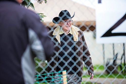 MIKAELA MACKENZIE / WINNIPEG FREE PRESS

Ron Fetterly says hi to his daughter and son-in-law through the fence while walking over to the visiting area of the courtyard at Oakview Place care home in Winnipeg on Friday, May 29, 2020. For Eva Wasney story.
Winnipeg Free Press 2020.