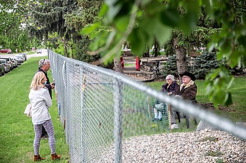 MIKAELA MACKENZIE / WINNIPEG FREE PRESS

Cheryl Hedlund and Chris Siddorn visit Cheryl's parents, Ron and Anne Fetterly, through the fence at Oakview Place care home in Winnipeg on Friday, May 29, 2020. For Eva Wasney story.
Winnipeg Free Press 2020.