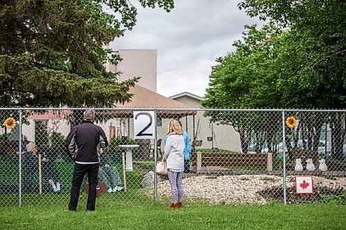 MIKAELA MACKENZIE / WINNIPEG FREE PRESS

Cheryl Hedlund and Chris Siddorn visit Cheryl's parents, Ron and Anne Fetterly, through the fence at Oakview Place care home in Winnipeg on Friday, May 29, 2020. For Eva Wasney story.
Winnipeg Free Press 2020.