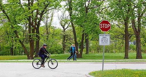 MIKE DEAL / WINNIPEG FREE PRESS
People take advantage of the designated bicycle/active transportation route on Churchill Drive between Hay Street and Jubilee Avenue.
200529 - Friday, May 29, 2020.