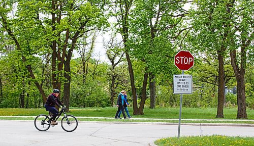 MIKE DEAL / WINNIPEG FREE PRESS
People take advantage of the designated bicycle/active transportation route on Churchill Drive between Hay Street and Jubilee Avenue.
200529 - Friday, May 29, 2020.
