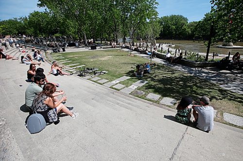 JOHN WOODS / WINNIPEG FREE PRESS
Winnipeggers were out enjoying the weather at the Forks Sunday, May 31, 2020. People seemed to be observing the COVID-19 distancing guidelines.

Reporter: Bell