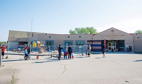 MIKE DEAL / WINNIPEG FREE PRESS
Parents and students wait for to head into school at Constable Edward Finney School which is reopening for students Monday morning.
200601 - Monday, June 01, 2020.