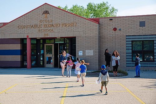 MIKE DEAL / WINNIPEG FREE PRESS
A teacher takes four students into school after they were dropped off by parents at Constable Edward Finney School which is reopening for students Monday morning.
200601 - Monday, June 01, 2020.