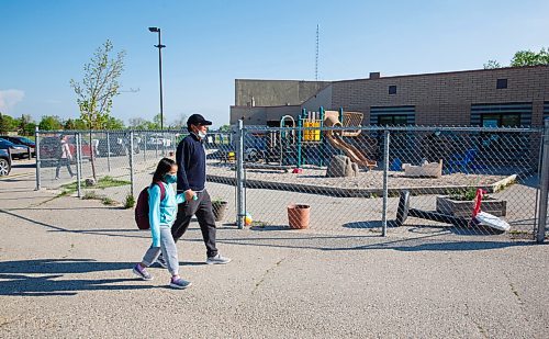 MIKE DEAL / WINNIPEG FREE PRESS
Daniel Bernal and his daughter Brescilla Ybanez, 7, arrive for a partial day of school at Constable Edward Finney School which is reopening for students Monday morning.
200601 - Monday, June 01, 2020.