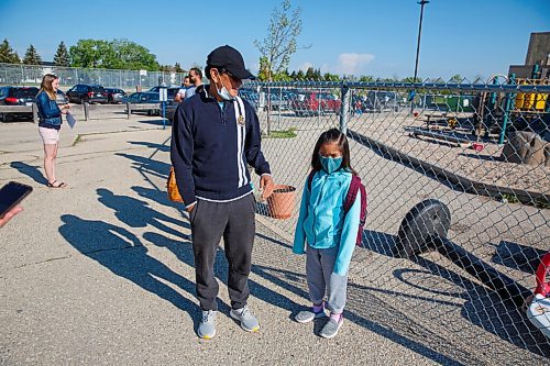 MIKE DEAL / WINNIPEG FREE PRESS
Daniel Bernal and his daughter Brescilla Ybanez, 7, arrive for a partial day of school at Constable Edward Finney School which is reopening for students Monday morning.
200601 - Monday, June 01, 2020.