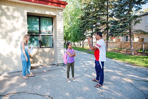 MIKE DEAL / WINNIPEG FREE PRESS
Pushpinder Singh waves bye to his daughter Jobandeep Kaur, 9 while teacher Brianna Hicks waits at Constable Edward Finney School which is reopening for students Monday morning.
200601 - Monday, June 01, 2020.