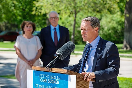 MIKE DEAL / WINNIPEG FREE PRESS
Health, Seniors and Active Living Minister Cameron Friesen announced Monday afternoon on the Legislative grounds with Scott and Anne Oake, that the government is investing $3.5 million in the Bruce Oake Recovery Centre to enhance access to mental health and addiction treatment in Manitoba.
200601 - Monday, June 01, 2020.