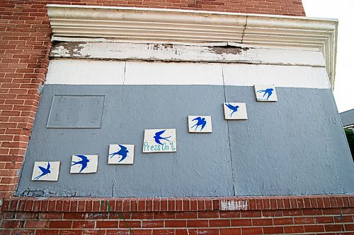 Mike Sudoma / Winnipeg Free Press
Wooden signs painted with blue birds and the words Press On WPG mounted on the side of a building at 710 Aberdeen Ave Tuesday evening
June 2, 2020