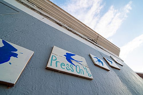 Mike Sudoma / Winnipeg Free Press
Wooden signs painted with blue birds and the words Press On WPG mounted on the side of a building at 710 Aberdeen Ave Tuesday evening
June 2, 2020