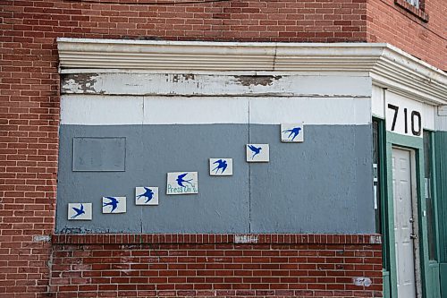 Mike Sudoma / Winnipeg Free Press
Wooden signs painted with blue birds and the words Press On WPG mounted on the side of a building at 710 Aberdeen Ave Tuesday evening
June 2, 2020