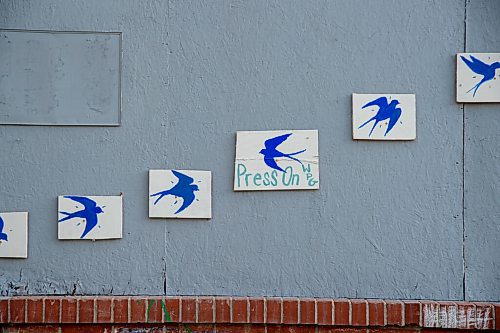 Mike Sudoma / Winnipeg Free Press
Wooden signs painted with blue birds and the words Press On WPG mounted on the side of a building at 710 Aberdeen Ave Tuesday evening
June 2, 2020