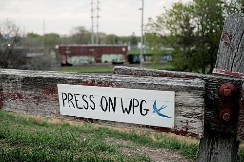 Mike Sudoma / Winnipeg Free Press
A wooden sign painted with the words Press On WPG nailed to a fence at Garbage Hill
June 2, 2020