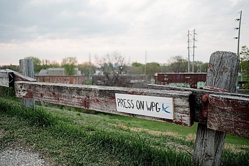 Mike Sudoma / Winnipeg Free Press
A wooden sign painted with the words Press On WPG nailed to a fence at Garbage Hill
June 2, 2020