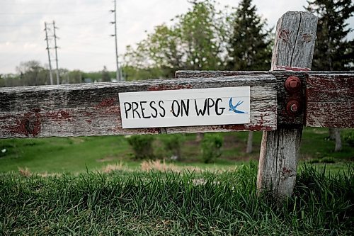 Mike Sudoma / Winnipeg Free Press
A wooden sign painted with the words Press On WPG nailed to a fence at Garbage Hill
June 2, 2020