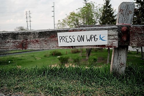 Mike Sudoma / Winnipeg Free Press
A wooden sign painted with the words Press On WPG nailed to a fence at Garbage Hill
June 2, 2020