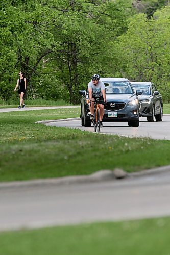 SHANNON VANRAES / WINNIPEG FREE PRESS
Runners, cyclists and motorists use a section of Wellington Cres., which will be relocated due to riverbank erosion in the coming years, on June 3, 2020.