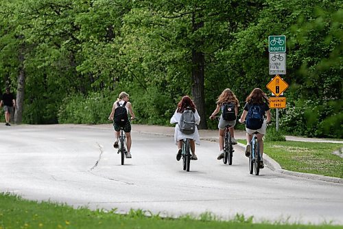 SHANNON VANRAES / WINNIPEG FREE PRESS
A group of cyclists use a section of Wellington Cres., which will be relocated due to riverbank erosion in the coming years, on June 3, 2020.