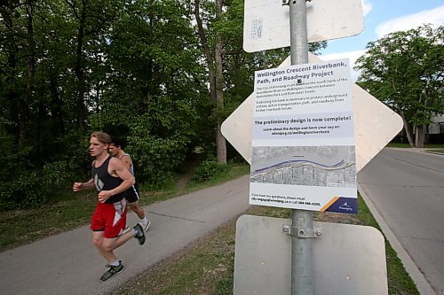 SHANNON VANRAES / WINNIPEG FREE PRESS
Joggers pass a sign inviting residents to view and provide feedback on the recommended design for a project aiming to find a solution for the Assiniboine Rivers failing south bank on June 3, 2020.