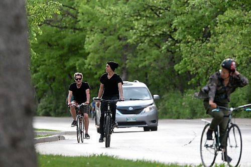 SHANNON VANRAES / WINNIPEG FREE PRESS
Runners, cyclists and motorists use a section of Wellington Cres., which will be relocated due to riverbank erosion in the coming years, on June 3, 2020.