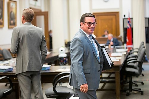 MIKAELA MACKENZIE / WINNIPEG FREE PRESS

Minister of Crown Services Jeff Wharton walks into the Standing Committee on Crown Corporations at the Manitoba Legislative Building in Winnipeg on Thursday, June 4, 2020. For Larry Kusch story.
Winnipeg Free Press 2020.