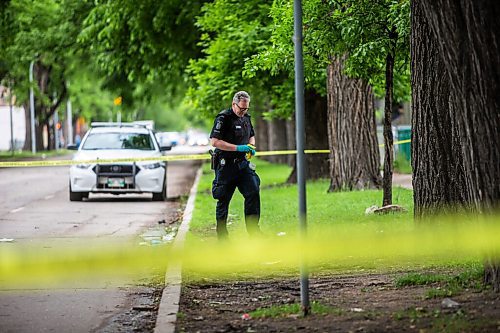 MIKAELA MACKENZIE / WINNIPEG FREE PRESS

Police investigate the scene where an injured man was found on the road on the 600 block of Sherbrook Street in Winnipeg on Wednesday, June 10, 2020. 
Winnipeg Free Press 2020.