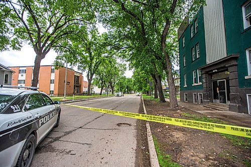 MIKAELA MACKENZIE / WINNIPEG FREE PRESS

Police investigate the scene where an injured man was found on the road on the 600 block of Sherbrook Street in Winnipeg on Wednesday, June 10, 2020.
Winnipeg Free Press 2020.