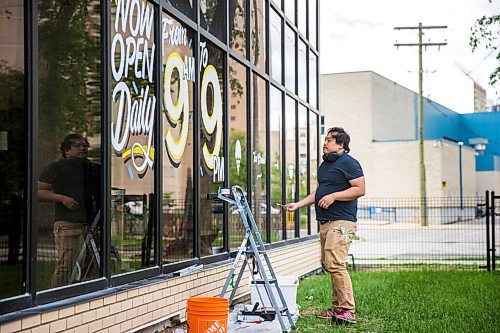 MIKAELA MACKENZIE / WINNIPEG FREE PRESS

Joseph Pilapils, one of the Travelling Sign Painters, works on a window at Fête Ice Cream & Coffee in Winnipeg on Wednesday, June 10, 2020. For Ben Waldman story.
Winnipeg Free Press 2020.