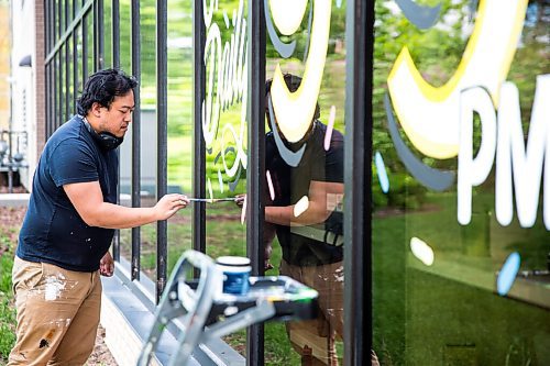 MIKAELA MACKENZIE / WINNIPEG FREE PRESS

Joseph Pilapils, one of the Travelling Sign Painters, works on a window at Fête Ice Cream & Coffee in Winnipeg on Wednesday, June 10, 2020. For Ben Waldman story.
Winnipeg Free Press 2020.