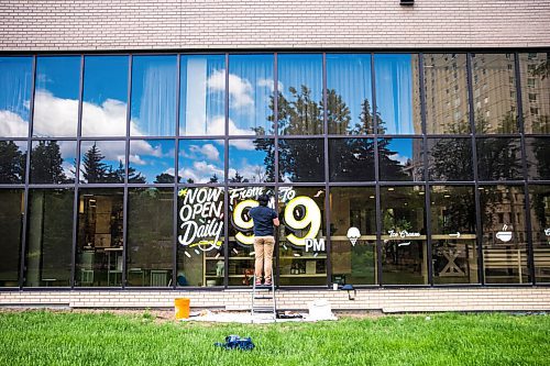 MIKAELA MACKENZIE / WINNIPEG FREE PRESS

Joseph Pilapils, one of the Travelling Sign Painters, works on a window at Fête Ice Cream & Coffee in Winnipeg on Wednesday, June 10, 2020. For Ben Waldman story.
Winnipeg Free Press 2020.