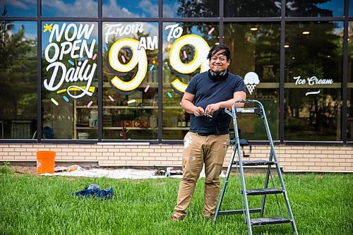 MIKAELA MACKENZIE / WINNIPEG FREE PRESS

Joseph Pilapils, one of the Travelling Sign Painters, works on a window at Fête Ice Cream & Coffee in Winnipeg on Wednesday, June 10, 2020. For Ben Waldman story.
Winnipeg Free Press 2020.