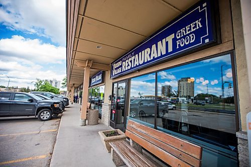 MIKAELA MACKENZIE / WINNIPEG FREE PRESS

Tuxedo Village Restaurant in Winnipeg on Wednesday, June 10, 2020. 
Winnipeg Free Press 2020.