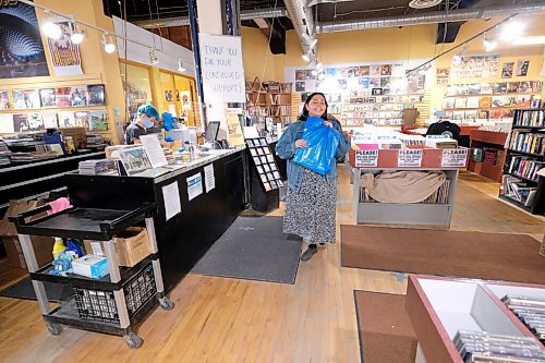 SHANNON VANRAES / WINNIPEG FREE PRESS
Frances Koncan purchases a record at Into The Music in Winnipeg's Exchange District on June 12, 2020.