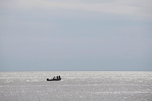 JOHN WOODS / WINNIPEG FREE PRESS
Members of the Kurdish community search for a leading member of the community on Lake Winnipeg close to Belair boat launch Sunday, June 14, 2020. One person died and another is missing after their boat capsized yesterday on Lake Winnipeg.