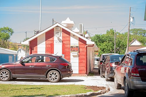 Mike Sudoma / Winnipeg Free Press
Customers cars line up outside the drive in window at The White Top Drive In Saturday afternoon
June 14, 2020
