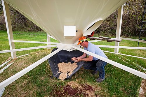 MIKE DEAL / WINNIPEG FREE PRESS
Colin Penner, on his grain farm near Elm Creek, MB.
See Eva Wasney 49.8 story
200521 - Thursday, May 21, 2020.