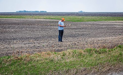 MIKE DEAL / WINNIPEG FREE PRESS
Grain farmer, Colin Penner, during planting season on one of his fields waiting for his farm hand to arrive before planting begins.
See Eva Wasney 49.8 story
200521 - Thursday, May 21, 2020.