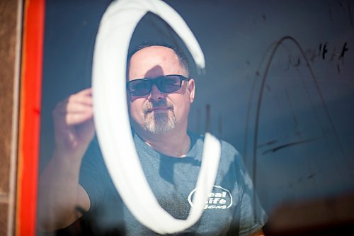 MIKAELA MACKENZIE / WINNIPEG FREE PRESS

Todd Van Hussen paints Canada Day window art at The Crusty Bun in Winnipeg on Wednesday, June 17, 2020. For Ben Waldman story.
Winnipeg Free Press 2020.