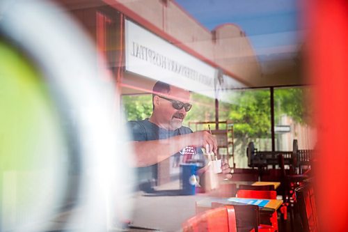 MIKAELA MACKENZIE / WINNIPEG FREE PRESS

Todd Van Hussen paints Canada Day window art at The Crusty Bun in Winnipeg on Wednesday, June 17, 2020. For Ben Waldman story.
Winnipeg Free Press 2020.