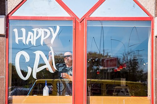 MIKAELA MACKENZIE / WINNIPEG FREE PRESS

Todd Van Hussen paints Canada Day window art at The Crusty Bun in Winnipeg on Wednesday, June 17, 2020. For Ben Waldman story.
Winnipeg Free Press 2020.