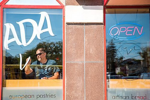 MIKAELA MACKENZIE / WINNIPEG FREE PRESS

Todd Van Hussen paints Canada Day window art at The Crusty Bun in Winnipeg on Wednesday, June 17, 2020. For Ben Waldman story.
Winnipeg Free Press 2020.