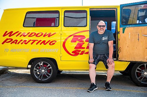 MIKAELA MACKENZIE / WINNIPEG FREE PRESS

Todd Van Hussen, sign painter, poses for a portrait by his van in Winnipeg on Wednesday, June 17, 2020. For Ben Waldman story.
Winnipeg Free Press 2020.