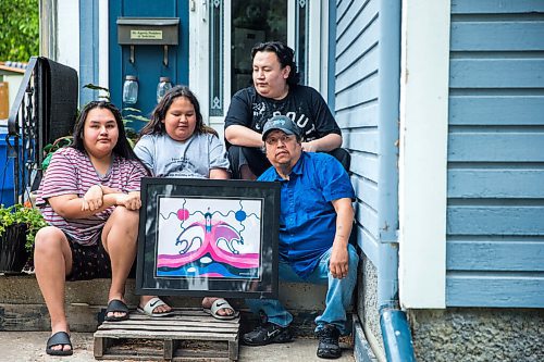 MIKAELA MACKENZIE / WINNIPEG FREE PRESS

Jayden (left), Jimmie, Jackson III, and father Byron Beardy pose for a portrait on the front steps of their home with a piece of art by Jackson Beardy (Byron's father) in Winnipeg on Thursday, June 18, 2020. 
Winnipeg Free Press 2020.