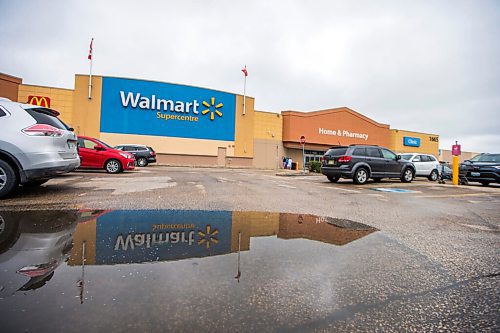 MIKAELA MACKENZIE / WINNIPEG FREE PRESS

The Walmart at Kenaston Boulevard and McGillivray Boulevard in Winnipeg on Thursday, June 18, 2020. A COVID-positive case shopped at the store.
Winnipeg Free Press 2020.