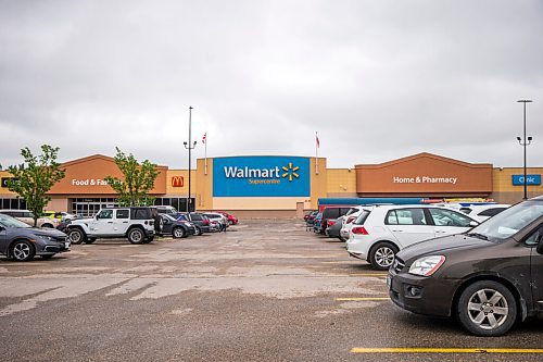 MIKAELA MACKENZIE / WINNIPEG FREE PRESS

The Walmart at Kenaston Boulevard and McGillivray Boulevard in Winnipeg on Thursday, June 18, 2020. A COVID-positive case shopped at the store.
Winnipeg Free Press 2020.